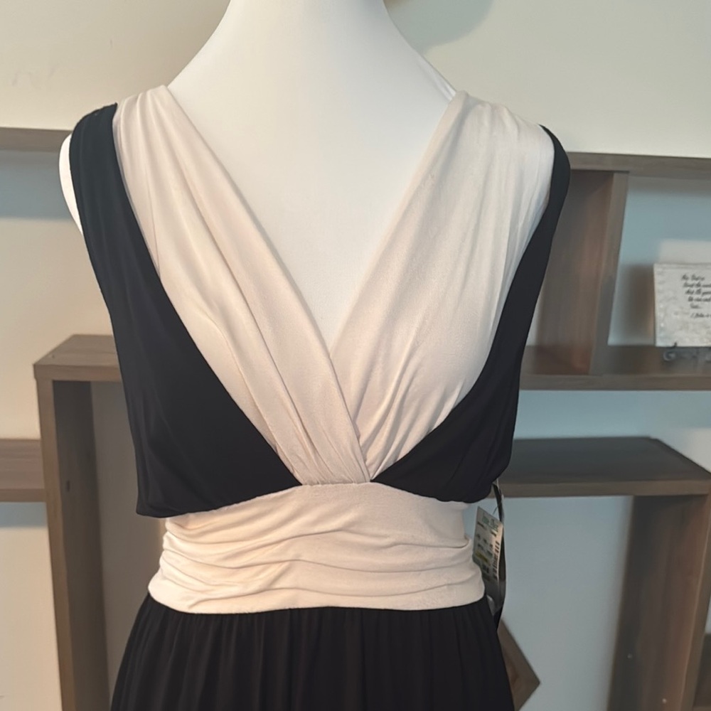 NWT Elegant Black and White Women's Sleeveless Top - Picture 8 of 9
